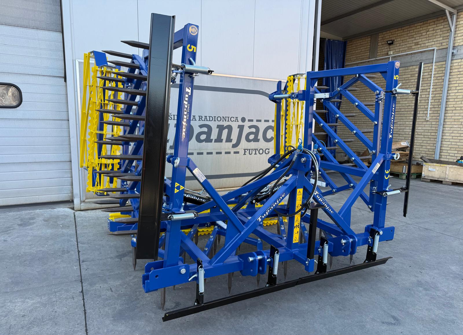 Semi-heavy harrow 5 m with two rows of rotors