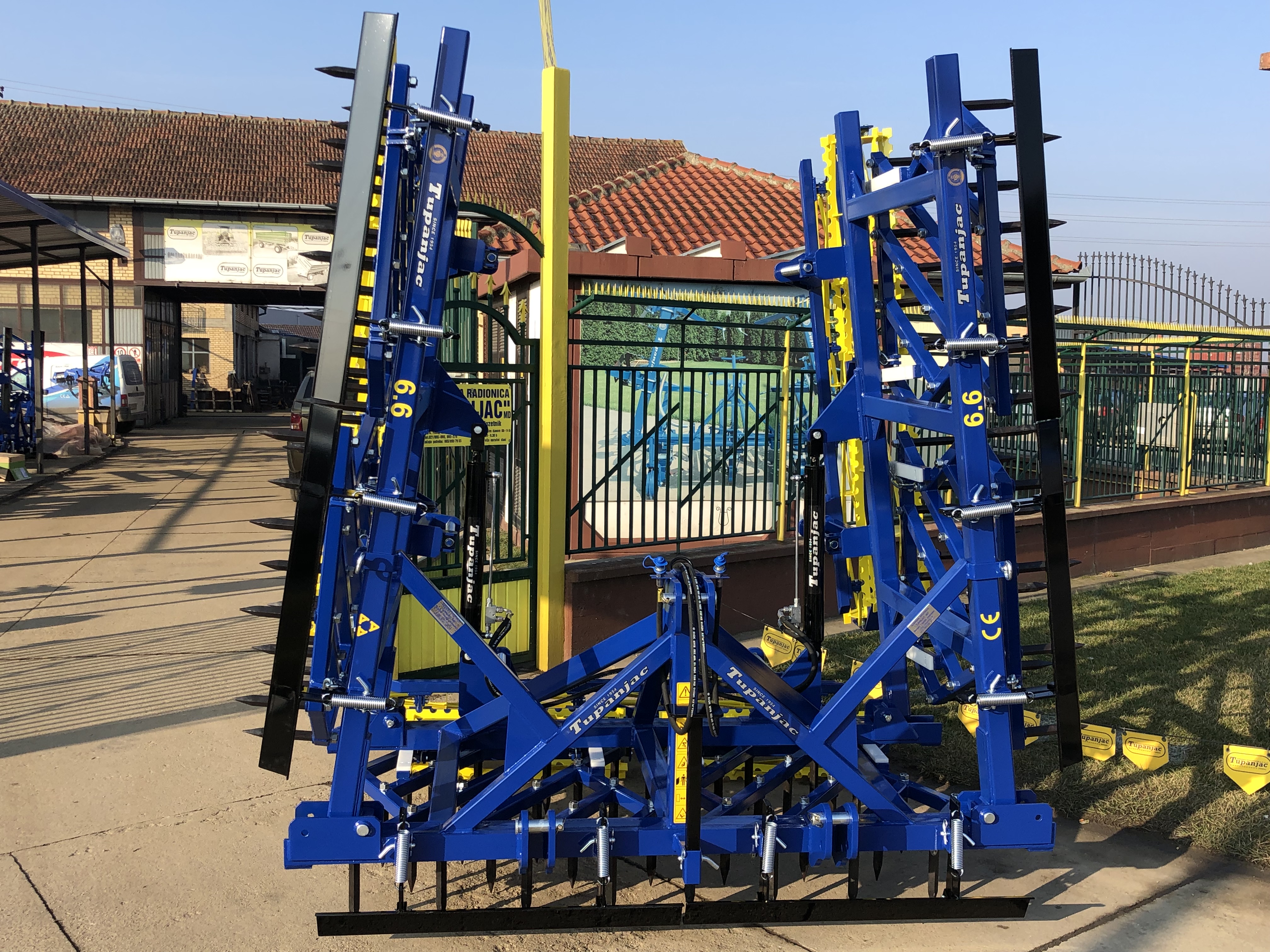 Semi-heavy harrow 6.6 m working width with double rotors