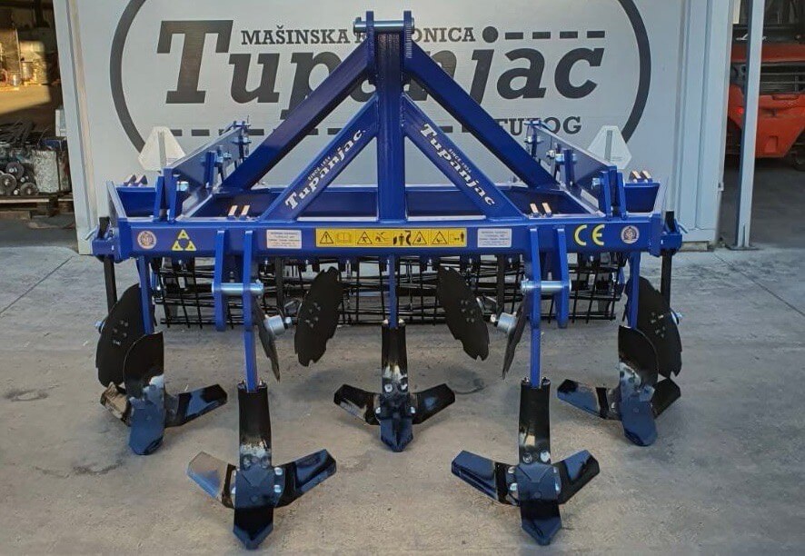 Chisel cultivator with 5 working bodies
