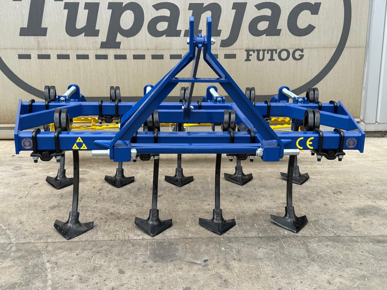 Mini chisel cultivator with 9 working bodies