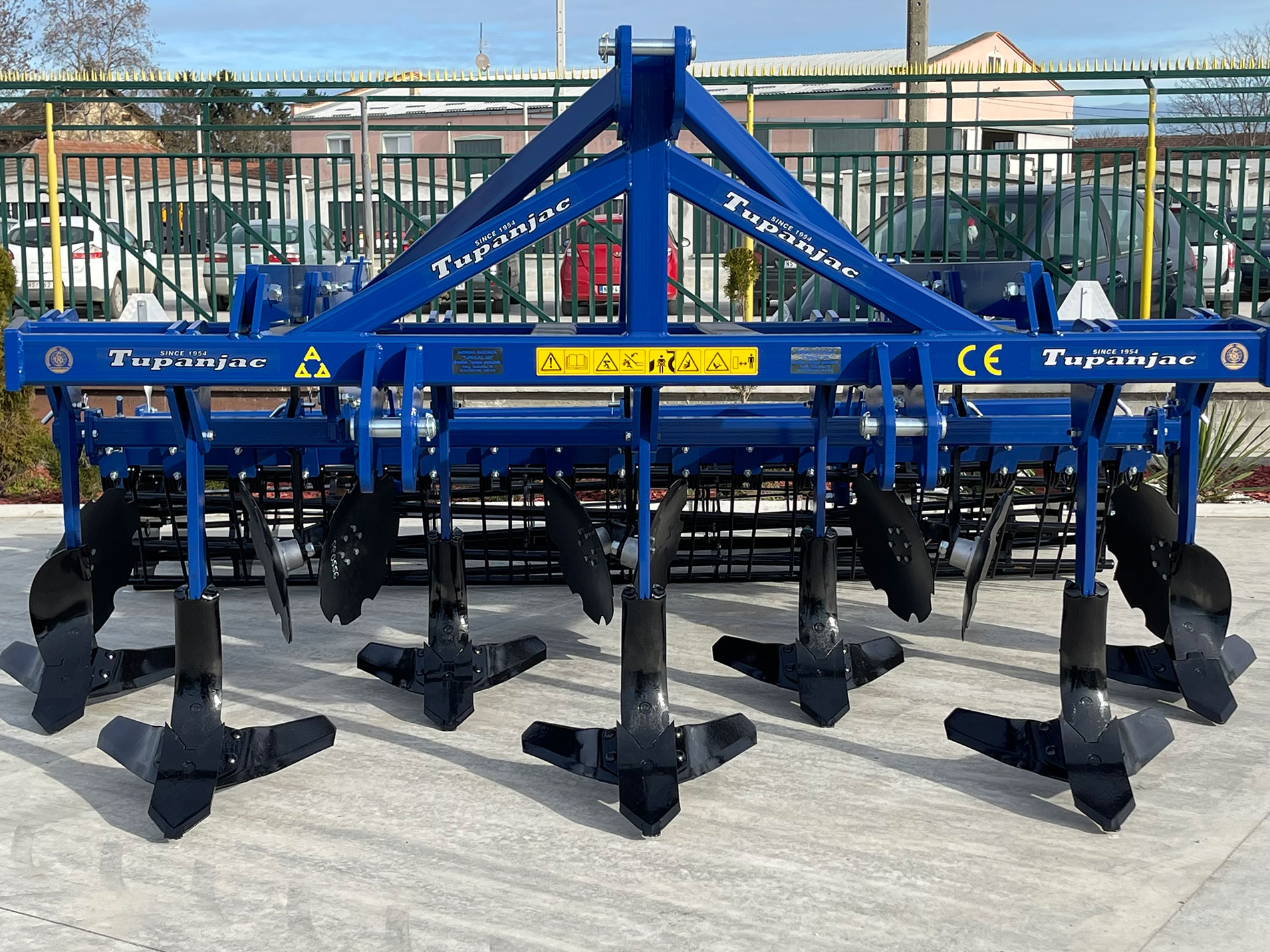 Chisel cultivator with 7 working bodies