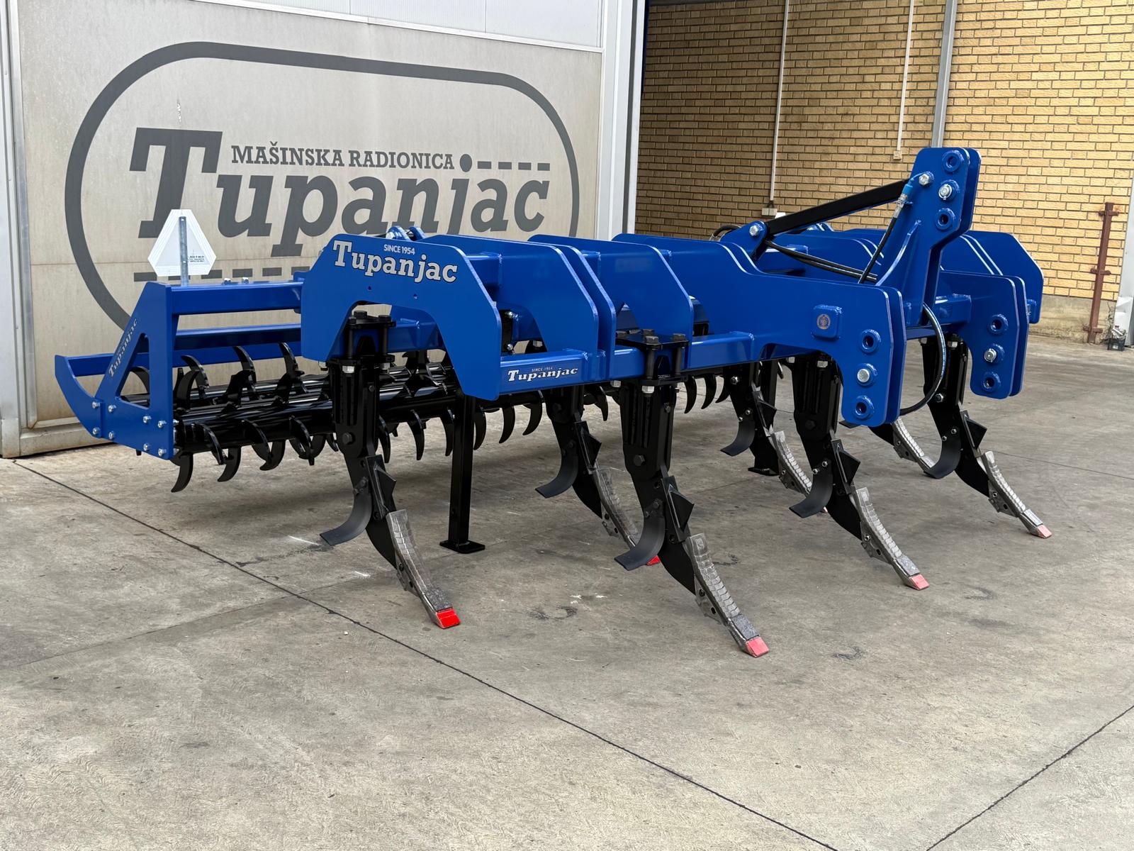 Subsoiler with 7 working bodies with spiked rollers and carbide tips