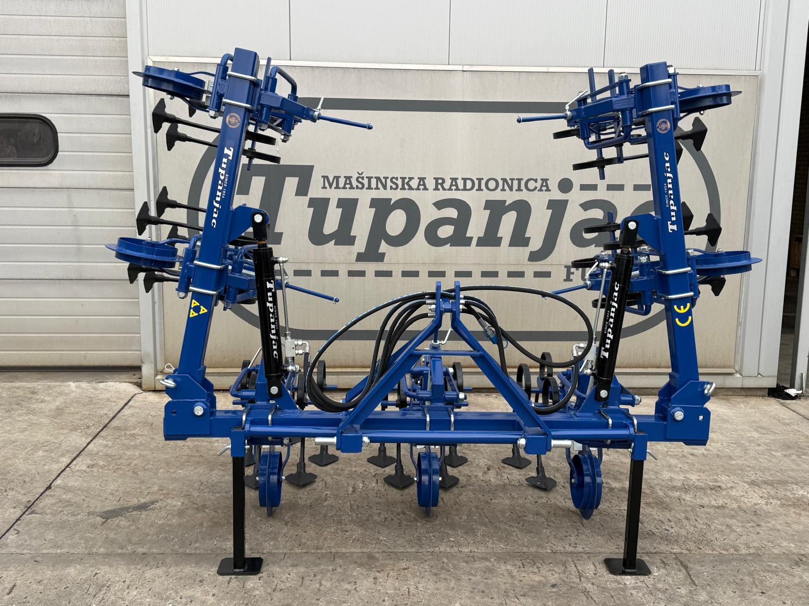 6-row inter-row cultivator with hydraulics and S-tines