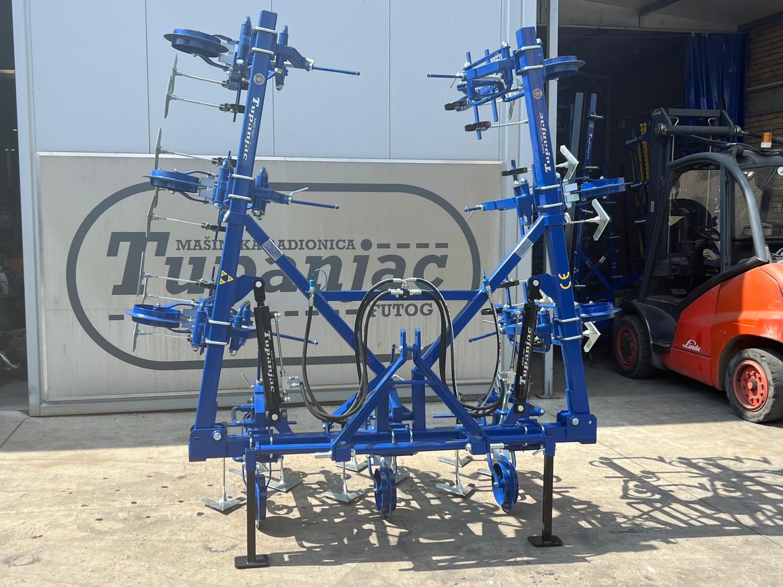 8-row inter-row cultivator with new-type hoe blades and metal wheels