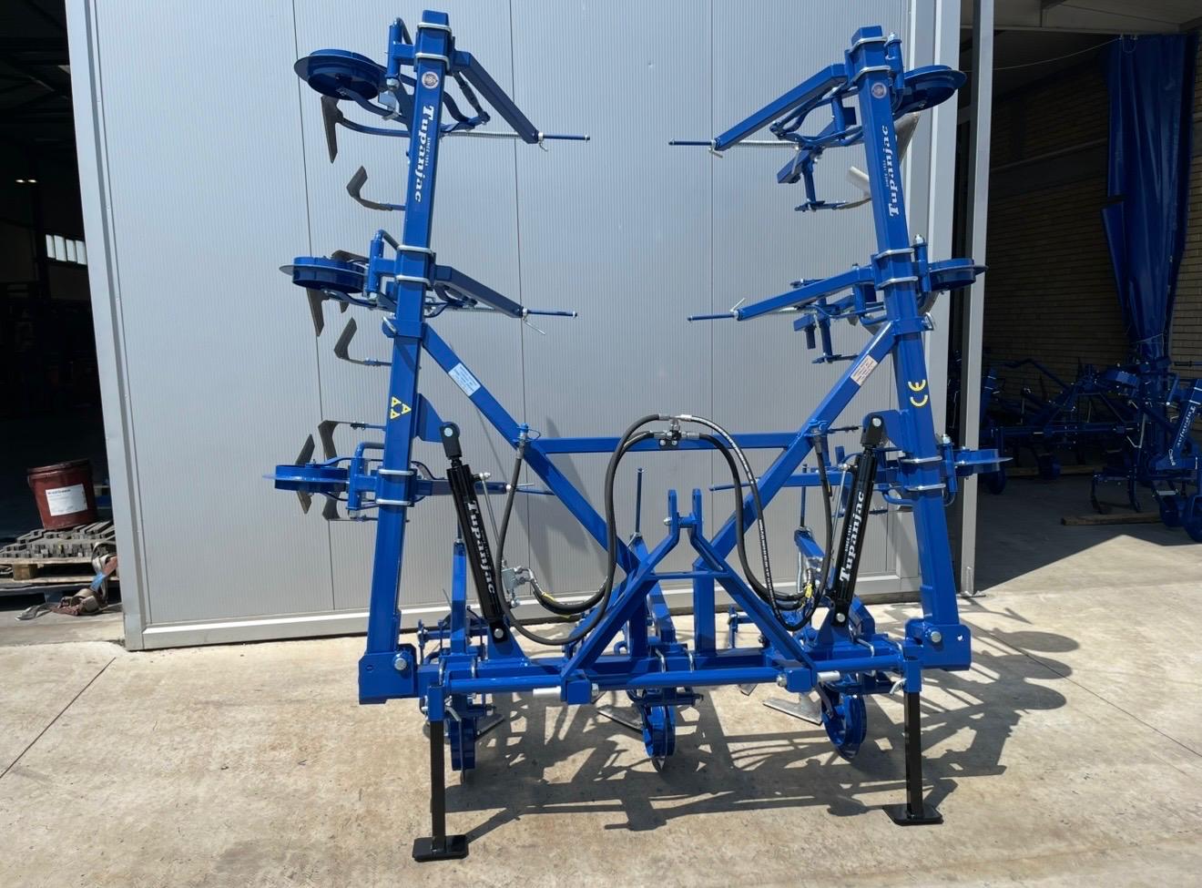 8-row inter-row cultivator with hydraulics without steering