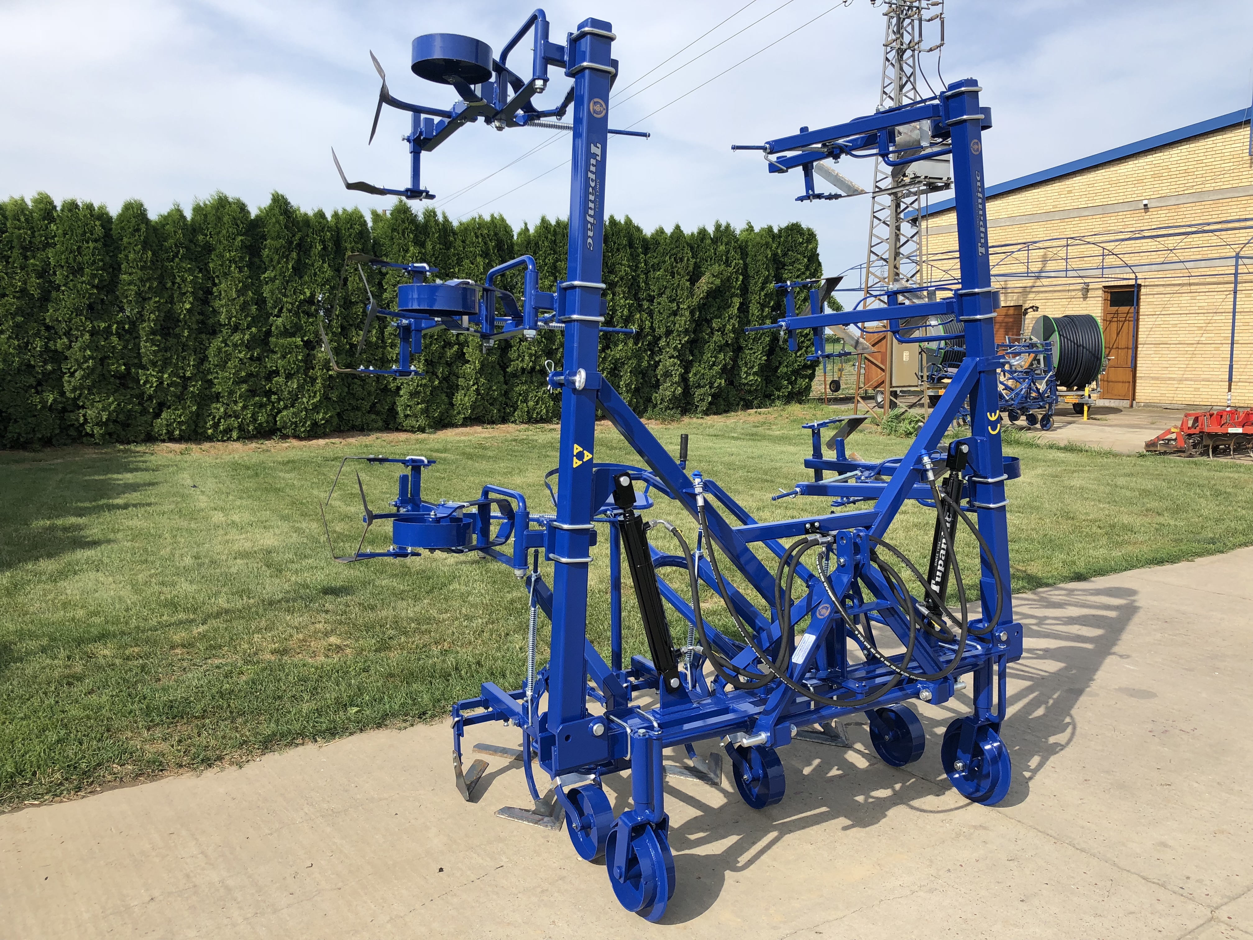 8-row inter-row cultivator with steering